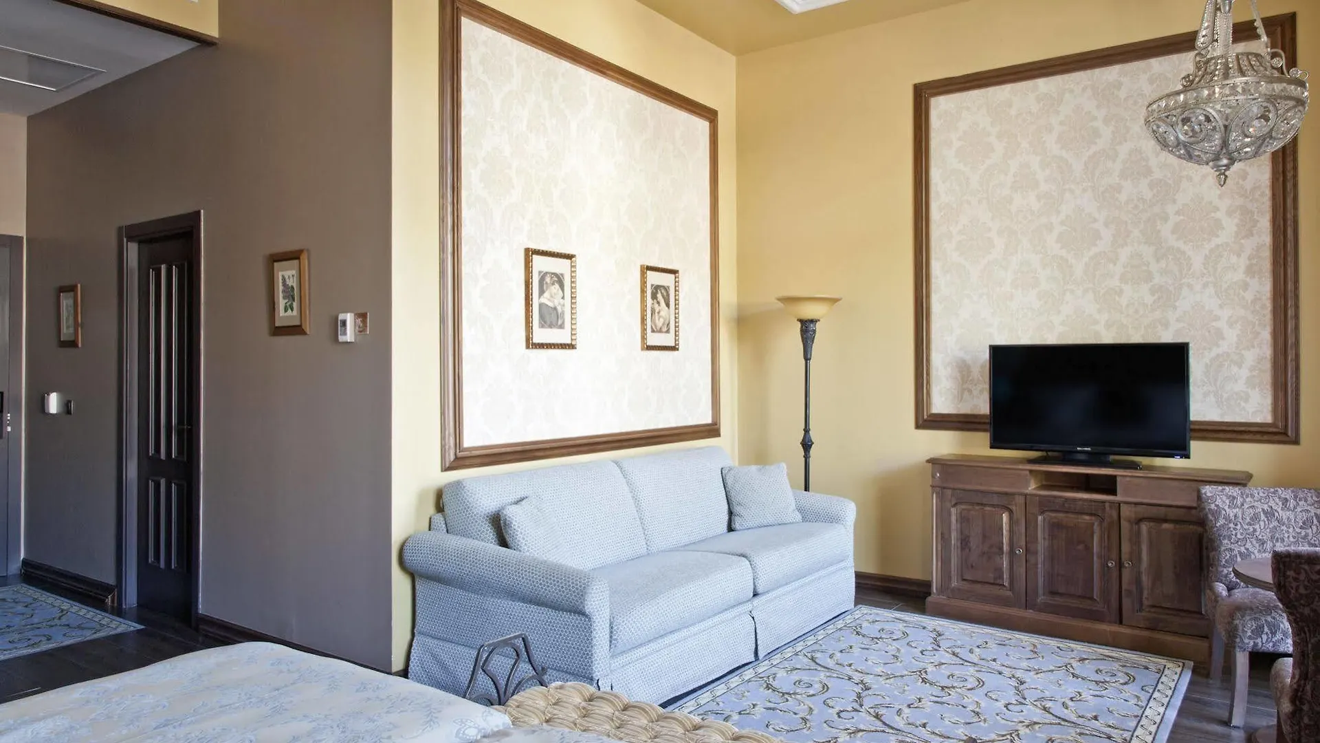 PortAventura Hotel Lucy's Mansion: Unlimited Park Access & Express Passes Salou