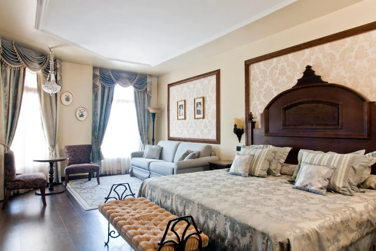 *****  PortAventura Hotel Lucy's Mansion: Unlimited Park Access & Express Passes Salou Spain