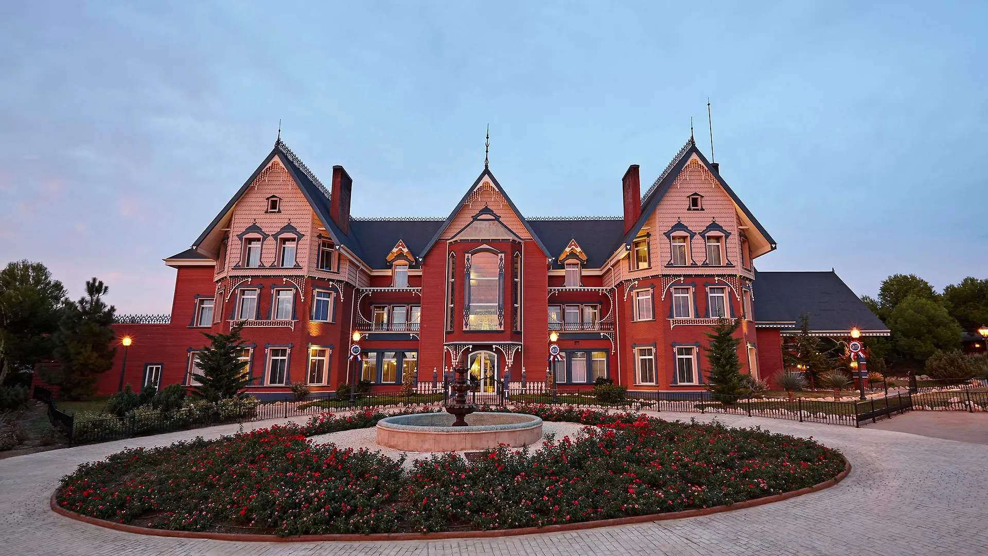Portaventura Hotel Lucy'S Mansion - Includes Unlimited Access & Express Wristband To Portaventura Park & Ferrari Land 萨洛
